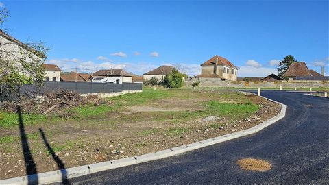 Very pretty flat land of 608 m2 sold serviced with mains drainage. Visit this land with your sales agent Sébastien MASSARDIER EI by contacting him on (RSAC Vienne no. 00035). This announcement is brought to you by ERIC MEY DEVELOPPEMENT - SARL - NoRS...