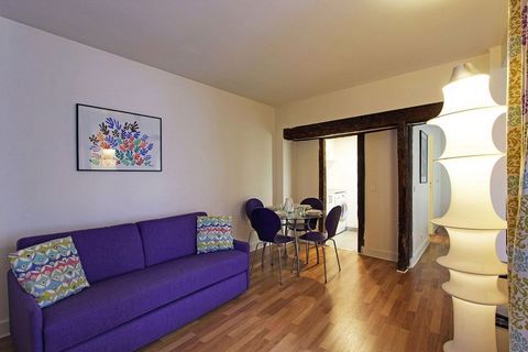 Bright, calm and cosy, this pretty flat overlooks the tree-lined courtyard. With its parquet flooring and exposed beams, it is a typical Parisian flat. An attractive office area has been converted and there is plenty of storage space to complete this...