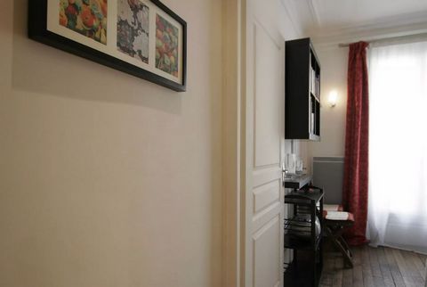 This 3 room flat, completely renovated in 2011, with a surface area of approximately 55 square meters, is located rue Ordener in the 18th arrondissement of Paris. This flat includes a living/dining room, a fully equipped open kitchen, 2 bedrooms and ...