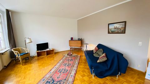 nice 65 m² 2 room old building flat in Mainz, close to Kupferbergterasse, central but quiet location Equipment: * fully equipped incl. crockery, pots and pans, coffee machine * parquet flooring * large living / dining area with sofa bed (1,40 m wide)...