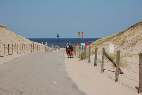 Directly behind the dunes in Noordwijk, you will find this lovely holiday flat. From here, the whole family can walk or cycle to the beach in no time. The flat is located on the ground floor of a small holiday complex and offers direct access to your...