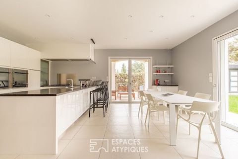 Located in the town of Soucelles, this property covers 360 sqm of living space and a landscaped plot of 1,077 sqm. This prestigious architect-designed house benefits from a functional design where quality materials have been favored. The entrance, ad...