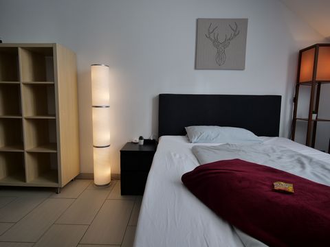 Are you looking for the perfect luxury with your own balcony, a view over the rooftops of Karlsruhe and hotel-like service? Then you will feel at home in this cozy apartment! The modern furnishings, a private bathroom and a 1.40 m wide box spring bed...