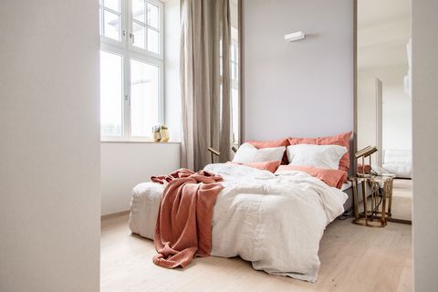 We are offering a very nice, high-quality and modern furnished 2-room flat with a fantastic view of Ulm. Ulm's main railway station and the Ulm Cathedral are only a fifteen-minute walk away. The A8 motorway is also about 15 minutes away. The flat is ...