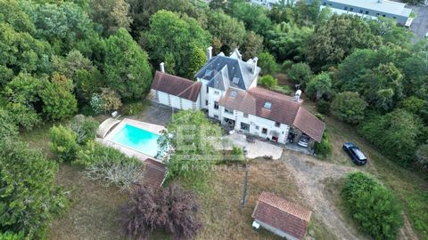 Ideally located in a wooded park (hundred-year-old trees) of 1.5 hectares, out of sight, in a dominant position with a panoramic view of the Pyrenees and the Gaves Réunis, mansion of about 285 m², (370 m² of useful area), habitable as is. The propert...