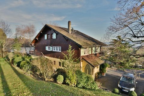 With its commanding position and views of Lake Geneva, Mt Blanc and the Alps, this magnificent house from 1963 has been completely renovated with taste. Built on 1500 m2 of land with a wooded and landscaped garden, this house now consists of 2 dwelli...