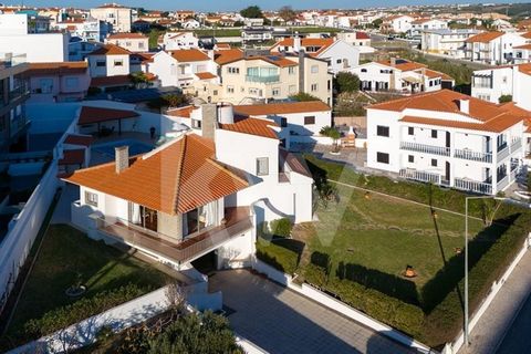 Erleben Sie Ihre Urlaubstage in einer der entspanntesten und trendigsten Umgebungen in der Nähe von Lissabon, am berühmten Strand Areia Branca, einem der portugiesischen Wunder der Westküste. Mit dem architektonischen Design der Zeit ist diese Villa ...