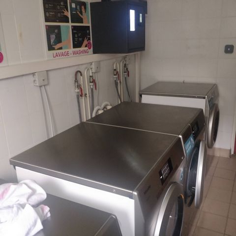 In a quality residence with janitor, very nice and quiet apartment with a very well equipped kitchenette (Nespresso, oven, microwave, fridge with freezer, dishwasher, ) which includes an office area, TV with Netflix, comfortable sofa bed system rapid...