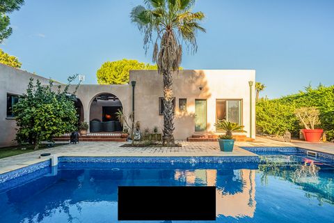 In the heart of Grau d'Agde, a few meters from the beach, this 380 m2 villa with oriental accents benefits from superb architecture built on 1000 m2 of landscaped grounds. The entrance provides access to a large living room offering a double living r...