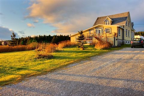 Here is a very large house, which will lend itself to the realization of your life projects! Located on a lot of 75329 square meters (247142 sq. ft.), facing the sea, 5 minutes from the village of Percé, 25 minutes from Chandler and 45 minutes from G...