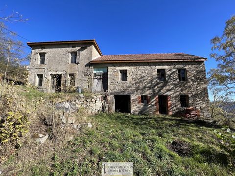 UNDER COMPROMISE, Lionel DOBROWOLSKI exclusively offers you this superb traditional stone house to renovate. This house is made up of 2 levels and offers an extraordinary capacity for development, you will benefit from impressive volumes with a high ...