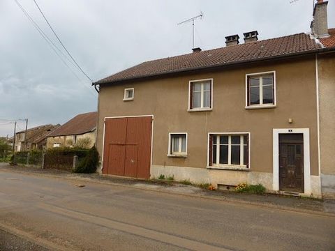 In Semilly, a pleasant village halfway between Chaumont and Neufchâteau, this village house on 2 levels with an adjoining enclosed garden will certainly seduce you. Its beautiful volumes include, among other things, a large living room, 3 bedrooms. O...