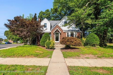 Rare find on Franklin - Welcome to 10 Franklin Ave. This property is currently being used as a business, however it is zoned for single family use and can easily convert back to a single family home! With over 3600 square feet plus a basement, and cu...