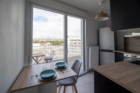 Welcome to Villeurbanne! This intimate 10 m² room in the heart of a spacious 131 m² flat is waiting for you! Located just a few steps from metro line A and the main shops, it will win you over with its woody brown and blue decor. It includes a lovely...