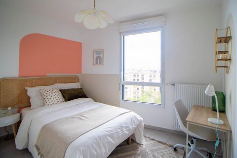 Discover this 10 m² bedroom in Villeurbanne! Full of charm, it is located in a 147 m² flat at the foot of public transport and close to local shops. This room is rented fully equipped and decorated in shades of salmon and pearl grey. It includes a sl...