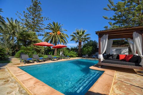 Belle et confortable villa à Denia, sur la Costa Blanca, Espagne avec piscine privée pour 4 personnes. La maison est située dans une zone balnéaire rurale et résidentielle, à proximité des restaurants et des bars, à 500 m de Las Marinas, plage de Den...