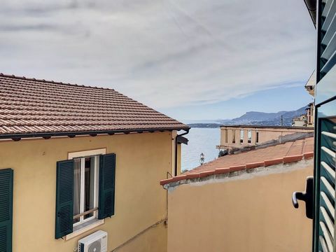 A Grimaldi superiore, frazione del comune di Ventimiglia, a picco sul mare, vendiamo un trilocale di 78 mq al primo e ultimo piano di un piccolo immobile che si affaccia sulla piazzetta del caratteristico comune ligure. L'appartamento, da ristruttura...