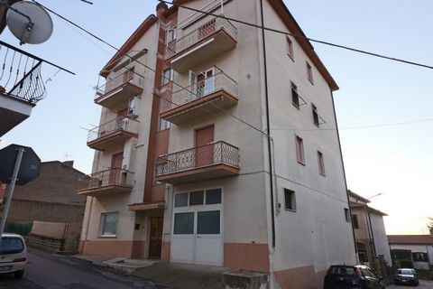 Monte Romano, central, we offer the sale of an apartment on the second floor of a building of only three residential units. The property is 160 square meters and consists of a double living room, kitchenette, four bedrooms and two large bathrooms, th...