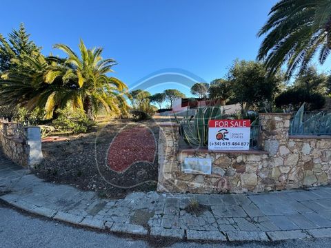 This practical plot of 1.350m2, is one of the few flat plots left in the urbanization Vizcondado de Cabanyes, in Calonge, Costa Brava. The plot is located in the upper part of the urbanization, oriented to the west, so that you do not miss the beauti...