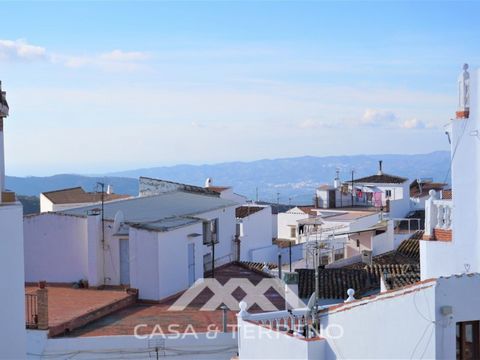 We present to you a cozy and spacious flat located in the municipality of Canillas de Aceituno. A property close to schools, shops, bars and restaurants. It has all the essential and basic amenities in reach. The flat is located on the first floor, h...
