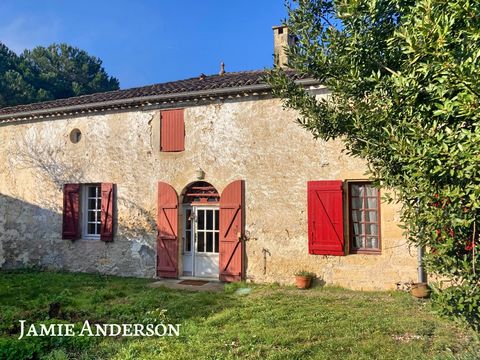 Magnificent late 19th century stone house, completely renovated by the 'Compagnons de France' around 2001. It is situated on a hill with superb views to the South and West. Further work was carried out in 2021 following the drought to avoid any futur...