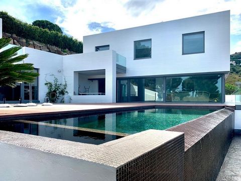 HOUSE FOR SALE OR RENT IN ALELLA Just 2 km from the beach and about 18 km from Barcelona, close to the town where we have all the services, facilities, shops and public transport. The real estate agency GPcasa offers you this property for rent and sa...