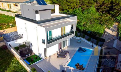 Elegant newly built villa with pool in the hamlet of Bast, Baška voda. The villa has a total living area of ​​254.56 m2 and consists of 3 floors. On the ground floor of the villa there is a hallway, toilet, pantry, laundry room, kitchen with dining r...