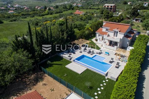 Plano, a beautiful house with a swimming pool in a quiet location in the countryside with a beautiful view of the sea is available for long-term rent. The house with a living area of 250 m2 consists of two apartments connected by an internal staircas...