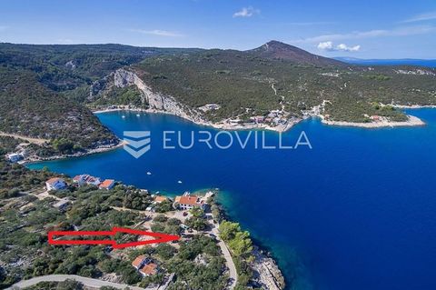 In the picturesque Hvar bay Pokrivenik, on the north side of the island of Hvar, an attractive building plot (850 m2) is for sale. The land is located right by the sea, near the hotel Timun. It is in the zone of mixed residential business constructio...