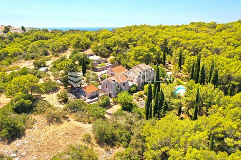 Vis, a beautiful estate with Dalmatian stone houses, located in an elevated position overlooking the beautiful landscape and greenery of the island. The property is located in a quiet, isolated position, on the southern side of the island of Vis. Ide...