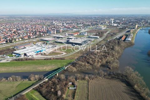 Sisak, building land 10,380 m2, at the entrance to the old town of Sisak on the right side from the direction of Zagreb, in the business zone where there are renowned shopping centers, a technical inspection station and other facilities. The communal...