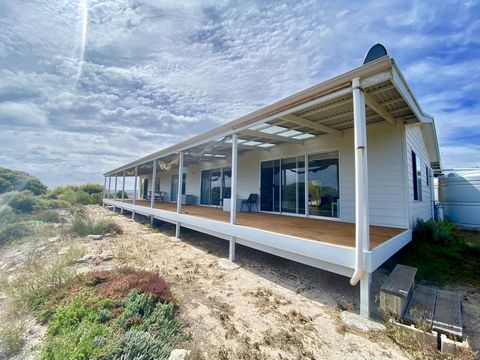 Dit familiehuis met 3 slaapkamers ligt op ongeveer 2,37 ha in de kustplaats Elliston op het eyre-schiereiland in Zuid-Australië. Het pand heeft een mooie rustige sfeer, met uitzicht terug naar Elliston en Waterloo Bay. Het landelijke uitzicht vanaf h...