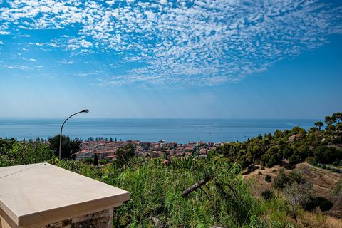 Willkommen in Ihrem zukünftigen Traumhaus in Bordighera, wo Luxus auf einen atemberaubenden Blick auf das Ligurische Meer trifft. Das Hotel liegt in exklusiver Lage auf dem ersten Hügel, in der Wohngegend Via dei Colli. Stellen Sie sich vor, Sie wach...