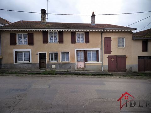 Passavant la Rochère, a charming village of 610 inhabitants with all the local shops (school, supermarket, bakery, restaurant with a view of the pond and forest, several playgrounds for children, glassware). House to be completely renovated of 94 m2 ...