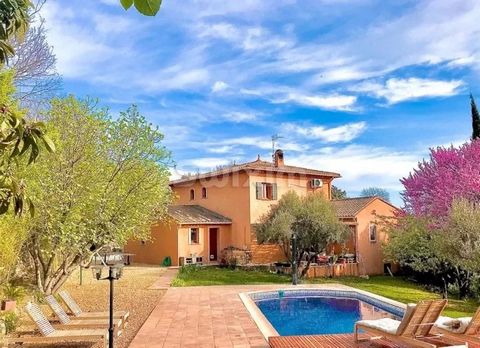 Ref 3952TP - LORGUES - Ideally located in the village center, close to all amenities, this pretty Provençal bastide of 160m2 on two levels consists, on the ground floor, of a beautiful entrance, a modern fully equipped kitchen opening onto a living r...