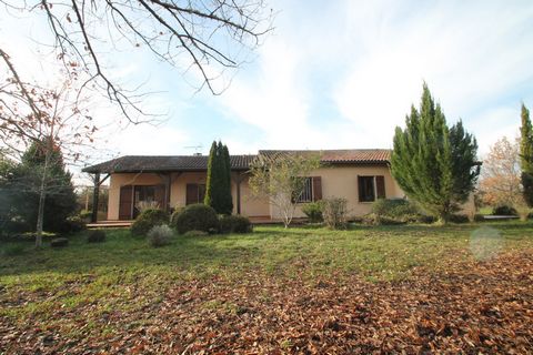 Dpt Lot et Garonne (47), à vendre DAMAZAN maison P4 de 140 m² -Garage- Terrain de 13 389,00 m² - Plain pied