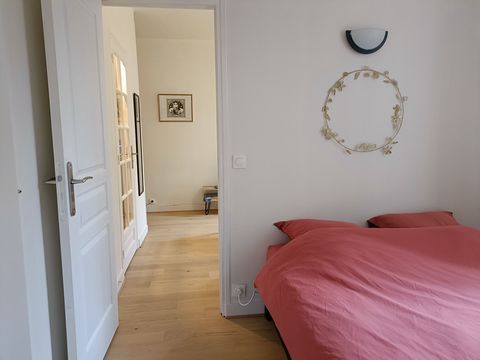 Welcome to this small but charming T2 localised in Pantin. It's 5 min walking to the me métro (Line 5 - 15 min to Gare du Nord) Everything you need is in the flat, everything included. Baby stuff in option, just ask me.
