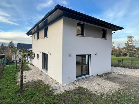 Sector Pas de l'ECHELLE 74100, 2 minutes from the customs office of Veyrier, in the commune of Pas de l'Echelle on the edge of Bossey. In a cul-de-sac, very recent detached house of about 127 m2 available immediately, built with quality materials. It...