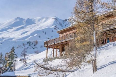 Nestled in a privileged location, this splendid family chalet offers the most beautiful view of Tignes. With a total area of 324 m² spread over two levels, this traditional chalet built in 1964 is currently divided into two adjoining 6-room apartment...