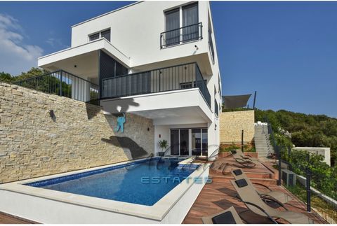 Exquisitely luxurious and modern five-star villa over three floors in Okrug Donji on the island of Čiovo. Newly constructed, with 325 m2 of gross living space, an outdoor pool of 33 m2 and a well-kept garden of 387 m2. In the basement is situated rec...
