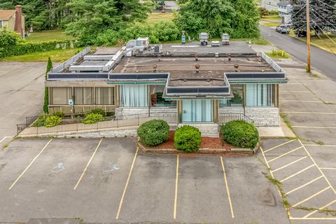 This Upstate landmark is available for your new vision. For many years, the Barclay Heights Diner has been an essential part of the Saugerties community and it is ready to be brought back to its glory. With incredible visibility and multiple road acc...