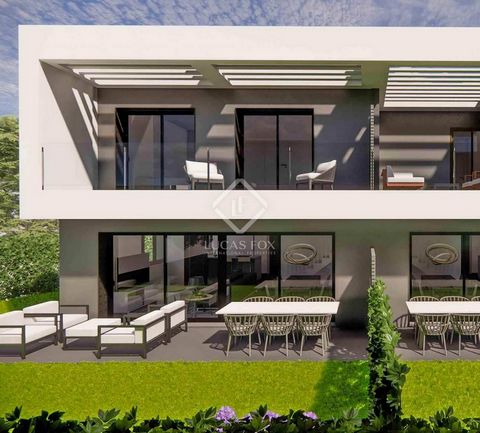 Lucas Fox presents this designer semi-detached villa in a new build development located in the residential area of Calonge, a short distance from the beautiful beaches and the urban center and its medieval old town. The house has a constructed area o...