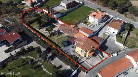 Excellent 3 bedroom villa, inserted in a plot of 2.162m2, and a gross private area of 483m2. This villa is located in the parish of Tamel São Pedro Fins, in the municipality of Barcelos. It is in a quiet area and 10m from the centre of Barcelos, and ...