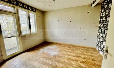 SUPRIMMO agency: ... We present for sale a massive property old construction in need of repair. The apartment has an area of 93 sq.m and consists of two bedrooms, dining room, kitchen, living room, laundry room, toilet, bathroom, 2 terraces. It is lo...