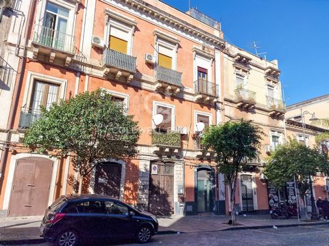 For sale in Catania, in one of the most central and prestigious areas of the city, we offer an apartment of approximately 120 m² with independent entrance and located on the second floor of a period building from the 1900s. The apartment consists of ...