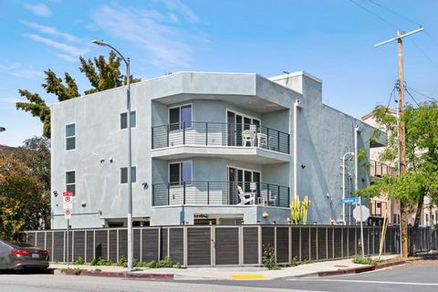 Bienvenue dans ce magnifique triplex au cœur d’Hollywood, en Californie, construit en 2018. Cet immeuble moderne offre trois unités spacieuses, chacune avec trois chambres et deux salles de bains, ce qui en fait un choix idéal pour les familles, les ...