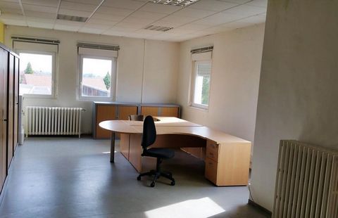 For rent, 10 minutes from the Béthune tollbooth, on the Béthune/La Bassée axis, in the town of Annequin, in a secure establishment, on the 1st floor: very bright office spaces on 70 m2 separate and divisible according to your needs. Access to a kitch...