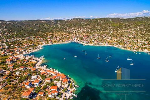 Bouwgrond in Vinišće op een geweldige locatie, op 150 m van de zee. Vinišće is een klein vissersdorpje gelegen in een prachtige baai met kristalheldere zee, op 15 km van de historische stad Trogir en op 20 km van de luchthaven van Split. Het perceel ...