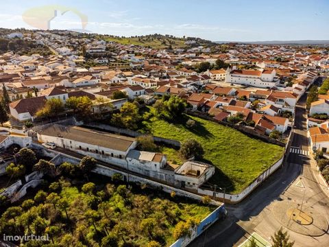 Land in the center of Viana do Alentejo with ruins with feasibility of construction for housing and commerce or transformation into a tourist site, which consists of 3 booklets: - One intended for housing and with an implantation of 52m2. - Another i...