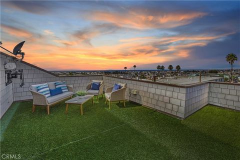 Enter down the quiet cul de sac of 1 Meyer Court to this stunning (fully detached) custom built townhouse offering panoramic ocean and coastline views of Redondo & Hermosa Beach. This Cape Cod style property provides the perfect blend of luxury, priv...